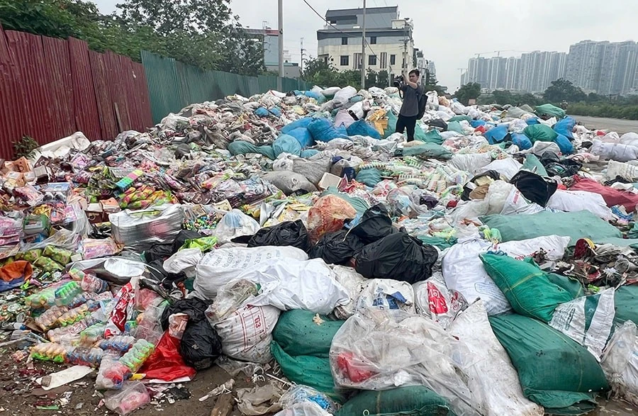 Các sản phẩm bánh, kẹo còn hạn sử dụng bị vứt bỏ tại xã La Phù (huyện Hoài Đức).