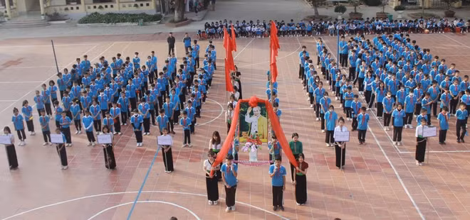 Học sinh Trường Trung học cơ sở Pom Lót trong lễ khai mạc hội khoẻ phù đổng cấp trường.