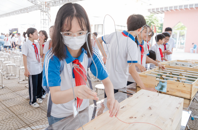 Học sinh Trường Trung học cơ sở Hoàng Mai trải nghiệm STEM. Học sinh Trường Trung học cơ sở Hoàng Mai trải nghiệm STEM.