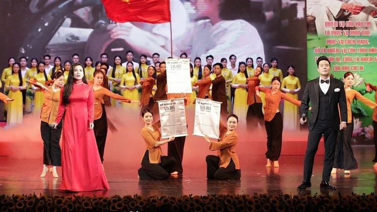 Chương trình mang đến nhiều tiết mục nghệ thuật được dàn dựng công phu. Chương trình mang đến nhiều tiết mục nghệ thuật được dàn dựng công phu.
