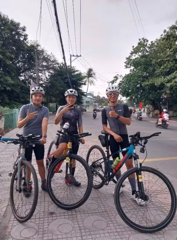 Các thành viên của CLB Xe đạp Bình Dương.