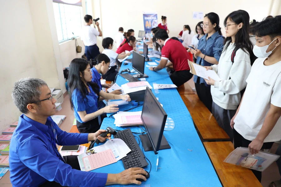 Tân sinh viên Trường Đại học Ngân hàng TPHCM khóa 2024 làm thủ tục nhập học.