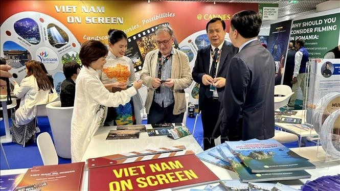 Ông Nguyễn Trùng Khánh, Cục trưởng Cục Du lịch Quốc gia, giới thiệu với các đối tác nước ngoài về các danh lam thắng cảnh cũng như tiềm năng phim trường ở Việt Nam.