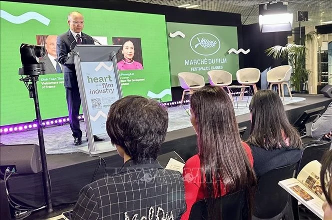 Đại sứ Việt Nam tại Pháp Đinh Toàn Thắng phát biểu tại Hội thảo.