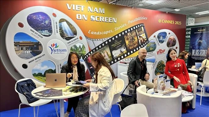 Các đối tác trao đổi với các nhà sản xuất phim Việt Nam.