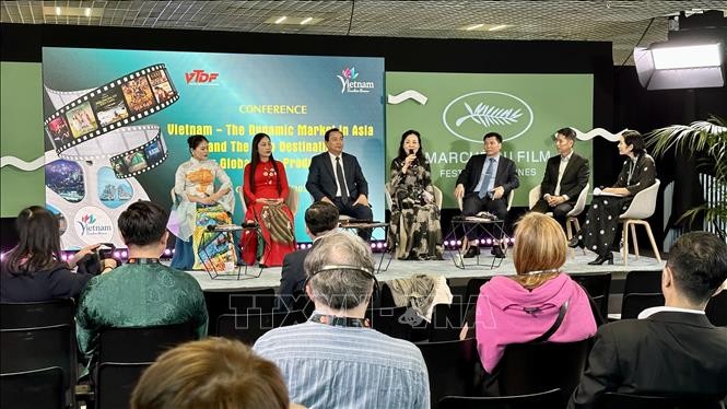 Tọa đàm bàn tròn trong khuôn khổ Hội thảo "Việt Nam - Thị trường năng động châu Á và điểm đến mới cho các đoàn làm phim quốc tế". Tọa đàm bàn tròn trong khuôn khổ Hội thảo "Việt Nam - Thị trường năng động châu Á và điểm đến mới cho các đoàn làm phim quốc tế".