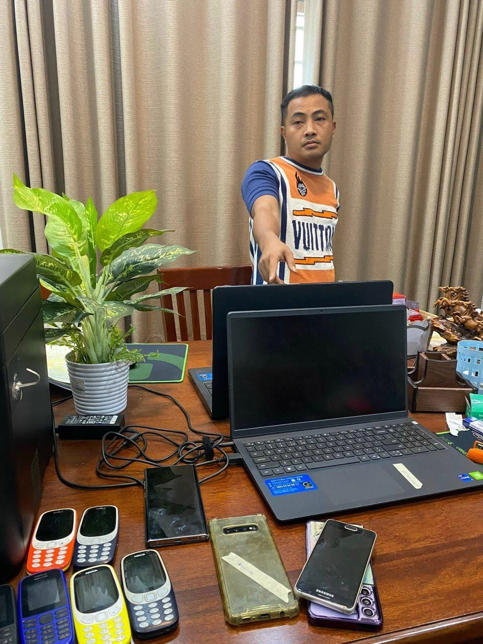 Đối tượng cầm đầu Nguyễn Việt Dũng tại thời điểm Cơ quan Công an khám xét nơi làm việc. (Ảnh: CACC)