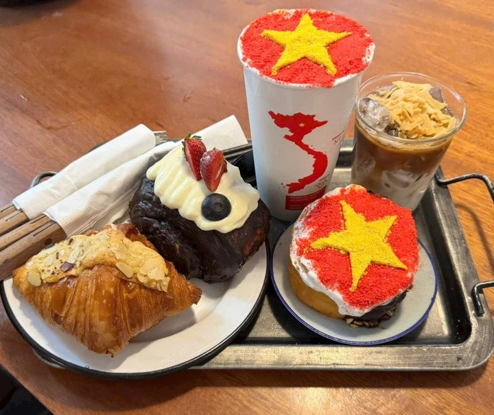 Menu 30/4 với cà phê, bánh ngọt trang trí cờ đỏ sao vàng.
