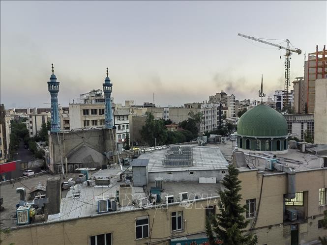 Khói bốc lên sau cuộc tấn công của Israel tại Tehran, Iran, ngày 17/6/2025. Khói bốc lên sau cuộc tấn công của Israel tại Tehran, Iran, ngày 17/6/2025.