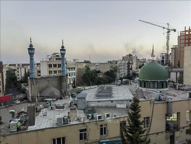 Khói bốc lên sau cuộc tấn công của Israel tại Tehran, Iran, ngày 17/6/2025.