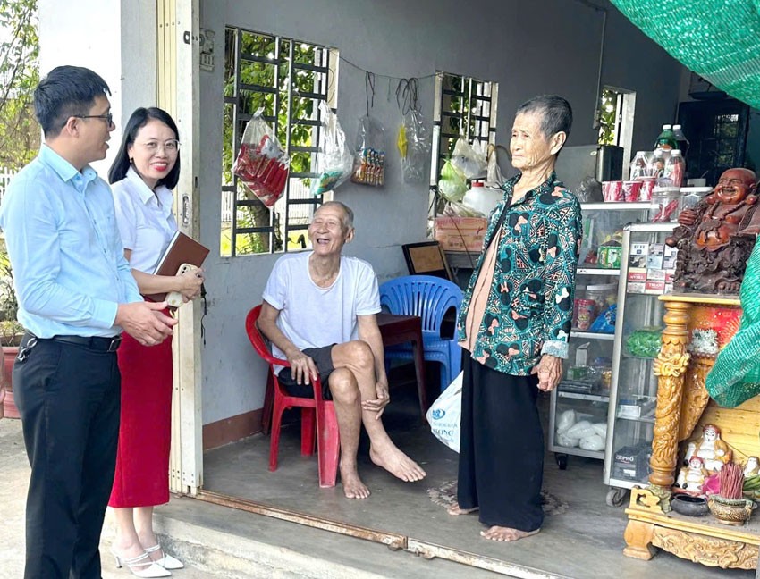 Công tác rà soát, thăm hỏi để tạo điều kiện giúp hộ nghèo vươn lên được các địa phương trong tỉnh thực hiện chu đáo. Công tác rà soát, thăm hỏi để tạo điều kiện giúp hộ nghèo vươn lên được các địa phương trong tỉnh thực hiện chu đáo.