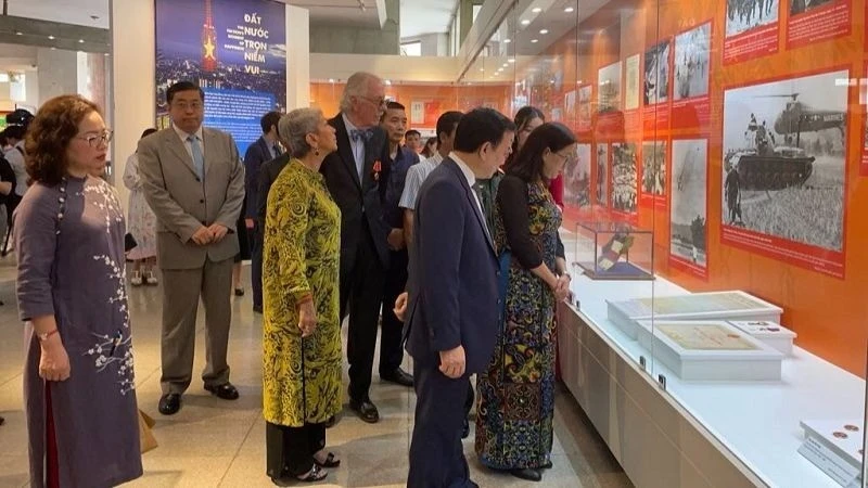 Các đại biểu tham quan Trưng bày "Đất nước trọn niềm vui”.