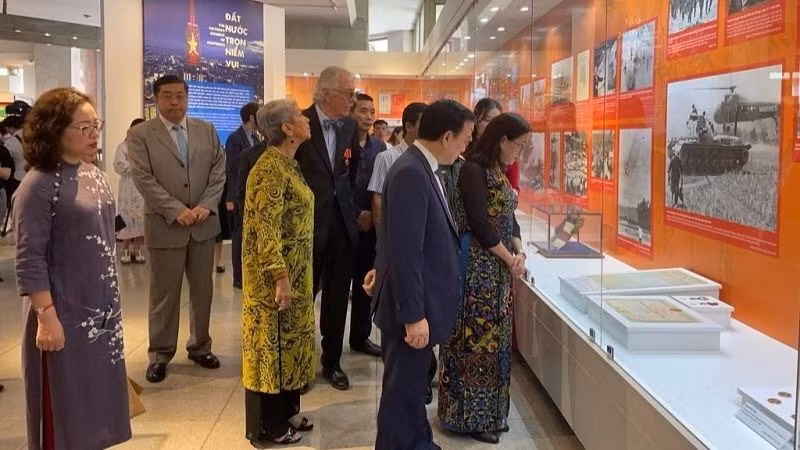 Các đại biểu tham quan Trưng bày "Đất nước trọn niềm vui”.
