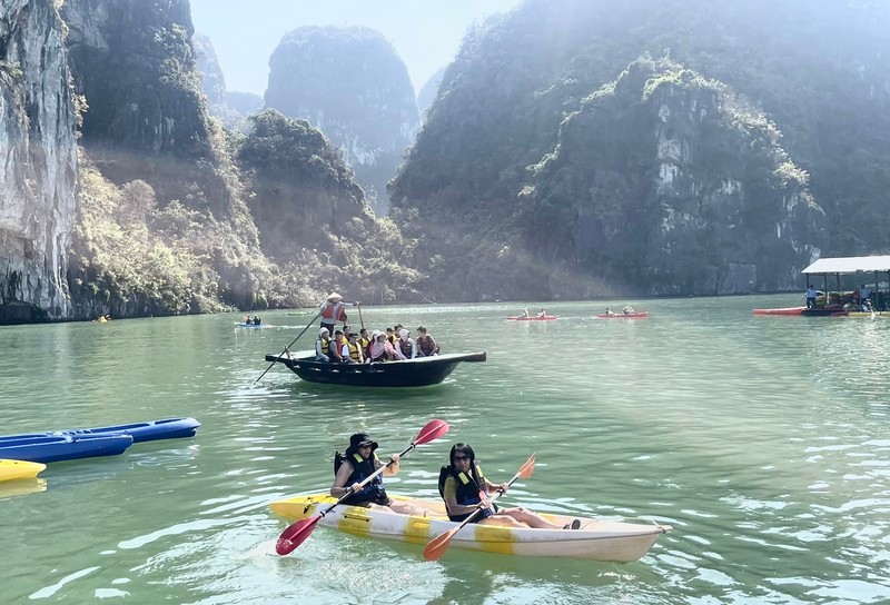 Du khách nhộn nhịp đến với Vịnh Hạ Long, được UNESCO công nhận là Di sản thiên nhiên thế giới. Du khách nhộn nhịp đến với Vịnh Hạ Long, được UNESCO công nhận là Di sản thiên nhiên thế giới.