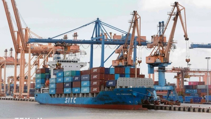 Bốc xếp hàng xuất nhập khẩu tại cảng Đình Vũ, Hải Phòng.