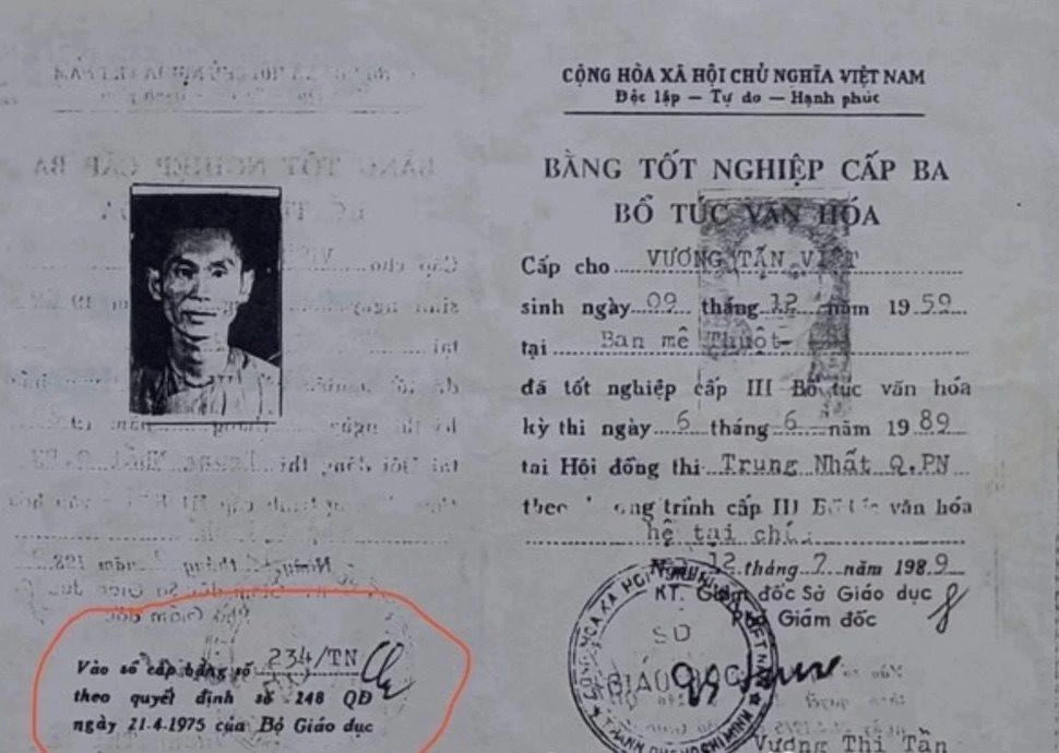 Bằng tốt nghiệp bổ túc văn hóa cấp 3 của ông Vương Tấn Việt được lan truyền mạng xã hội.