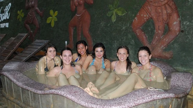 Hình ảnh trải nghiệm tắm bùn của du khách.