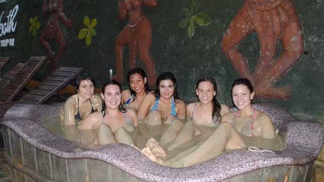 Hình ảnh trải nghiệm tắm bùn của du khách.