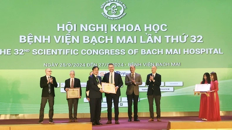 Lãnh đạo Bệnh viện Bạch Mai trao Giấy chứng nhận cho các chuyên gia y tế đến từ Mỹ, Nhật Bản, Thái Lan.