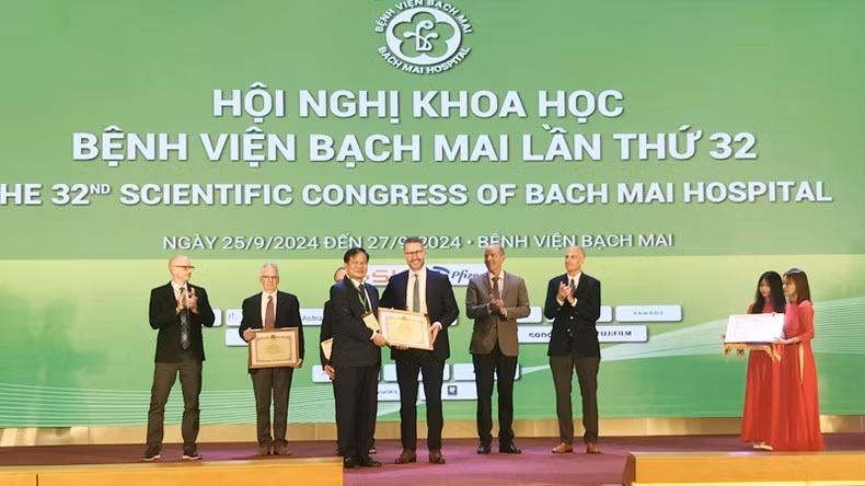 Lãnh đạo Bệnh viện Bạch Mai trao Giấy chứng nhận cho các chuyên gia y tế đến từ Mỹ, Nhật Bản, Thái Lan.