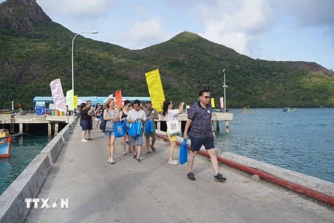 Du khách thăm Côn Đảo.