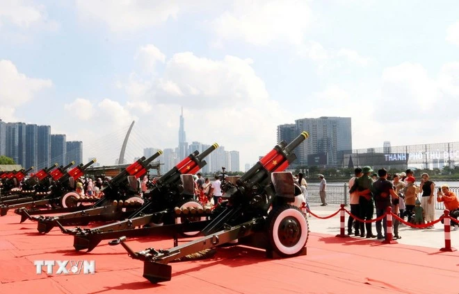 Dàn đại bác gồm 15 khẩu pháo lễ 105mm của Lữ đoàn 96, Binh chủng pháo binh tại công viên Bến Bạch Đằng, Quận 1, Thành phố Hồ Chí Minh chuẩn bị bắn chào mừng đại lễ 30/4.