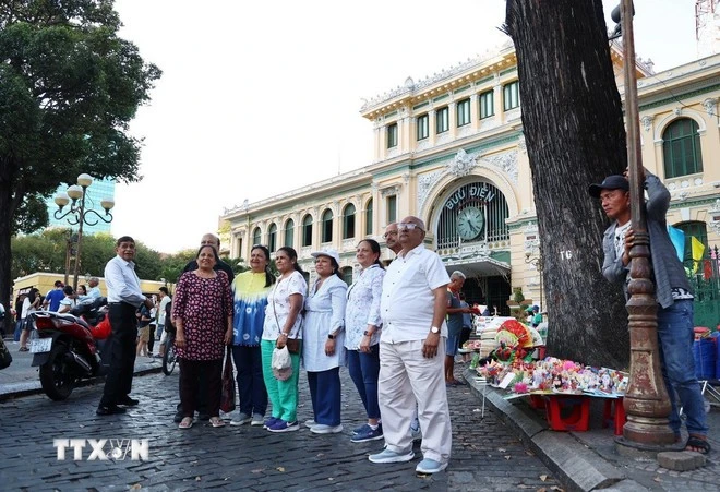 Đoàn khách Ấn Độ tham quan Bưu điện Trung tâm Thành phố Hồ Chí Minh.