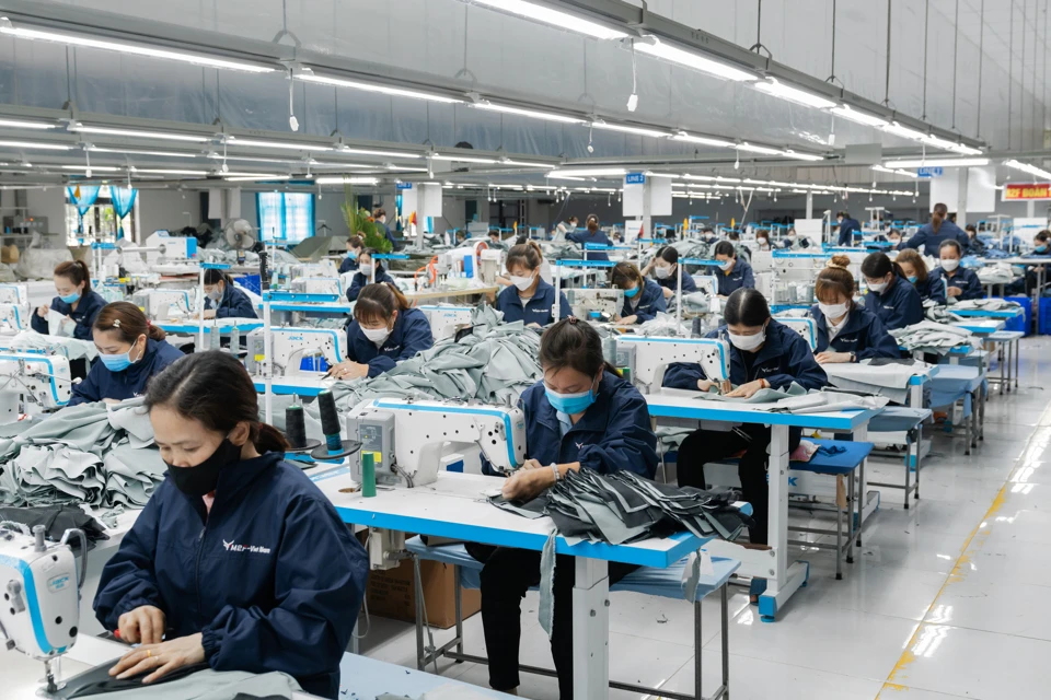 Dây chuyền may quần áo xuất khẩu. Ảnh minh họa