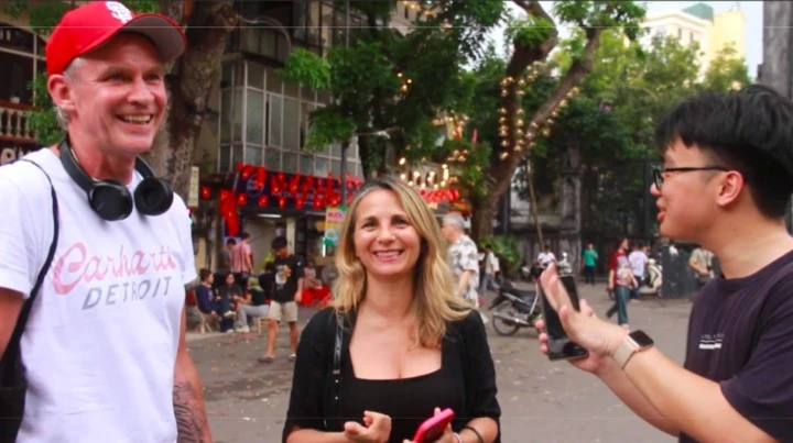 Hai du khách người Anh là Tim và Julia.