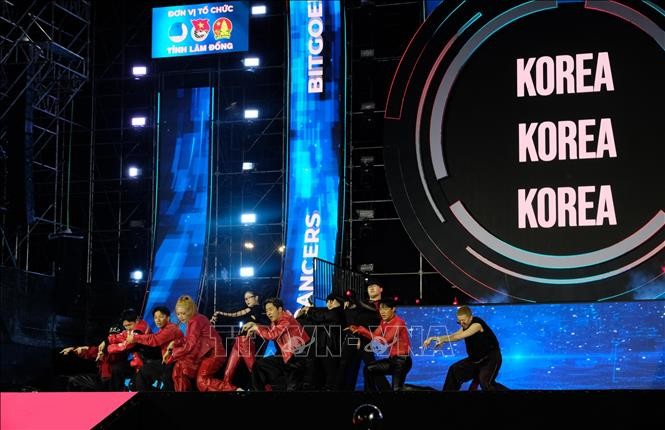 Auftritt der Bigtgoeul-Tänzer aus Korea in der letzten Nacht der Dalat Best Dance Crew 2025. Phần trình diễn của nhóm nhảy Bigtgoeul Dancers đến từ Hàn Quốc trong đêm chung kết Dalat Best Dance Crew 2025.
