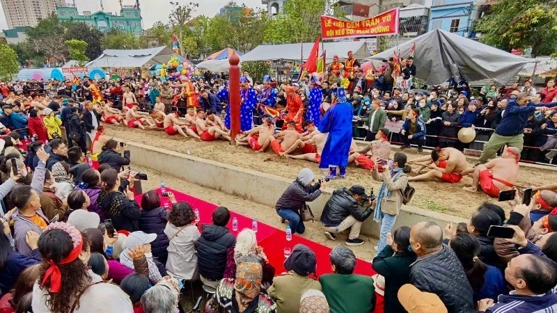 Kéo co ngồi trong Lễ hội đền Trấn Vũ (Long Biên, Hà Nội) thu hút sự chú ý của đông đảo người dân, du khách.