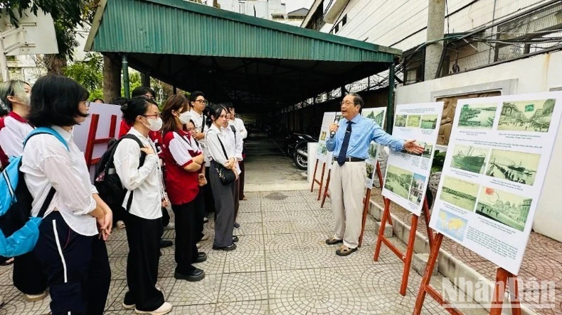 Ông Nguyễn Đại Hùng Lộc - nguyên Phó Chủ tịch Hội Tem Thành phố Hồ Chí Minh giới thiệu về các mẫu tem tại triển lãm.