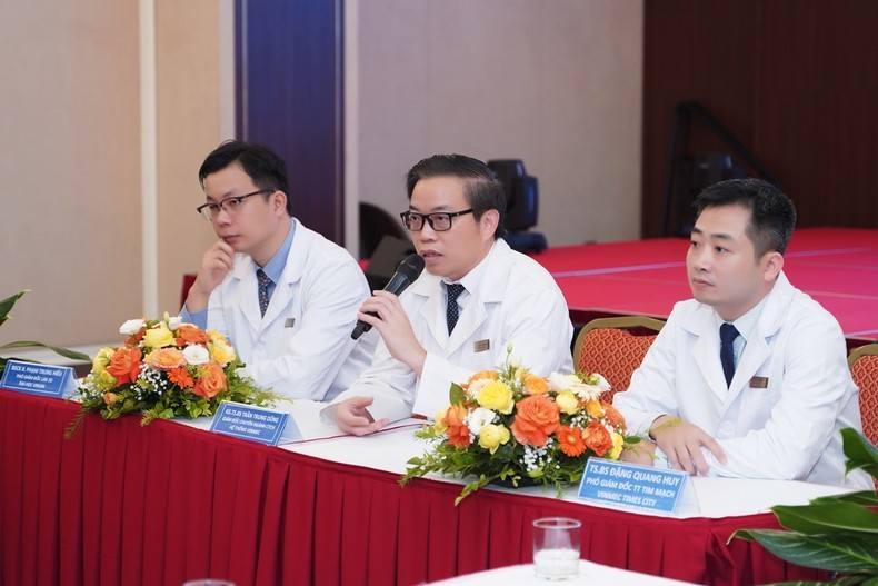 Các bác sĩ chia sẻ về quá trình phẫu thuật cho bệnh nhân. Các bác sĩ chia sẻ về quá trình phẫu thuật cho bệnh nhân.