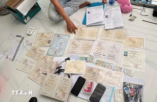 Các loại giấy tờ làm giả.