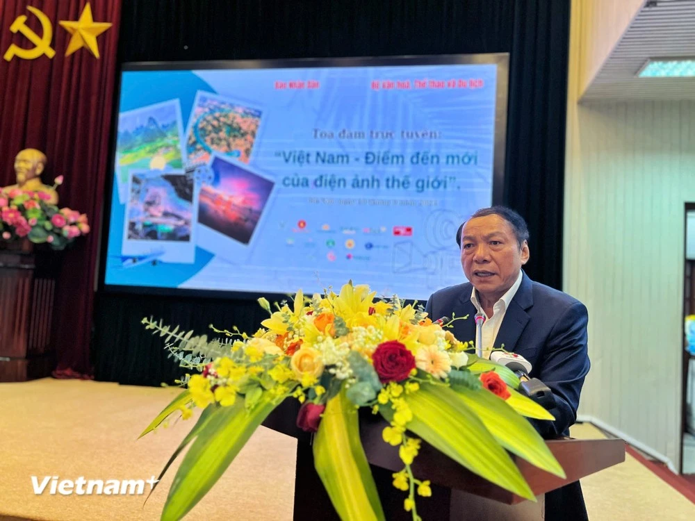 Bộ trưởng Bộ Văn hóa, Thể thao và Du lịch Nguyễn Văn Hùng phát biểu tại tọa đàm.