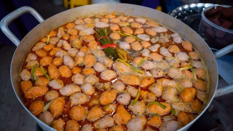 Huế - xứ sở của món bún bò, giò, heo.