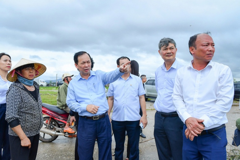Phó Thống đốc yêu cầu các ngân hàng rà soát nhanh từng trường hợp khách hàng, làm rõ mức độ thiệt hại, nắm được những nguyện vọng, đề xuất của khách hàng. Phó Thống đốc yêu cầu các ngân hàng rà soát nhanh từng trường hợp khách hàng, làm rõ mức độ thiệt hại, nắm được những nguyện vọng, đề xuất của khách hàng.