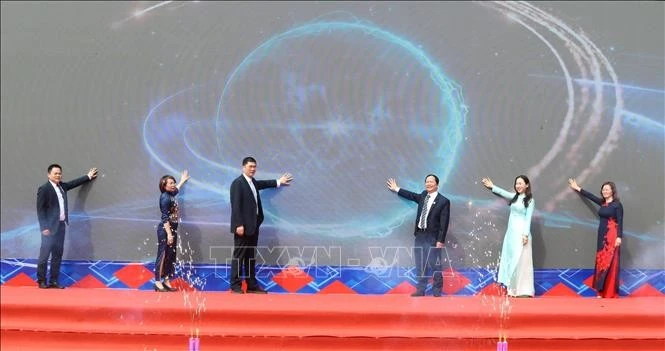 Ban tổ chức sự kiện thực hiện nghi thức công bố chương trình.