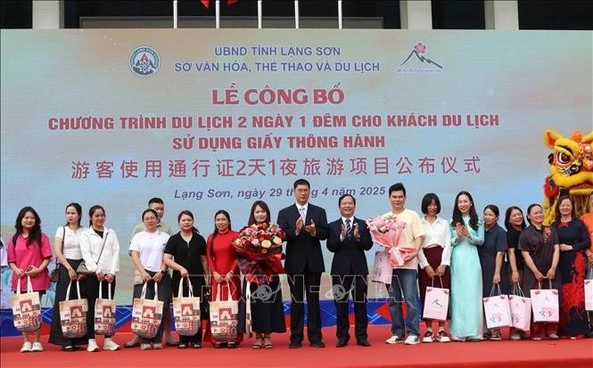 Tặng quà lưu niệm cho khách du lịch 2 nước.