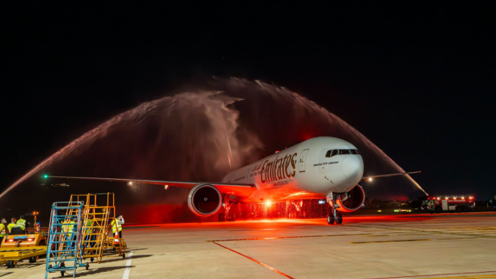 Chuyến bay đầu tiên của Emirates tới Đà Nẵng được chào đón bằng nghi lễ phun nước. Chuyến bay đầu tiên của Emirates tới Đà Nẵng được chào đón bằng nghi lễ phun nước.