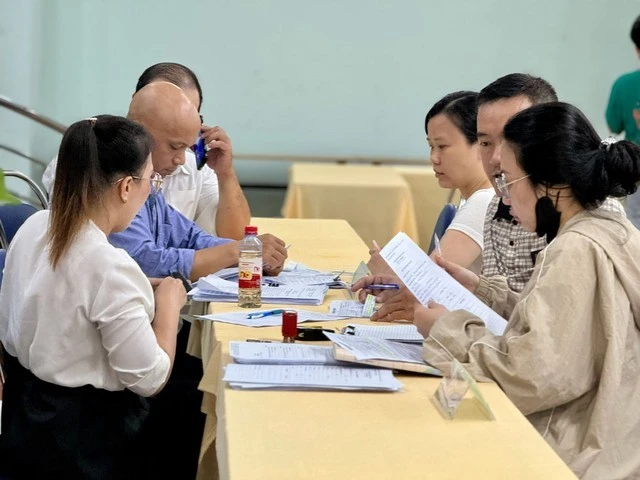 Người lao động tại TP HCM làm thủ tục hưởng bảo hiểm thất nghiệp.