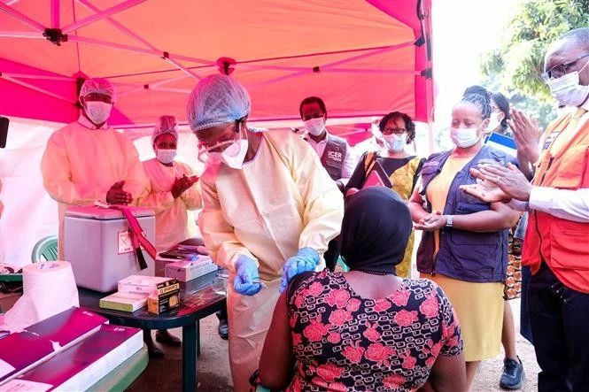 Nhân viên y tế tiêm vaccine phòng Ebola cho người dân tại Kampala, Uganda, ngày 3/2/2025.