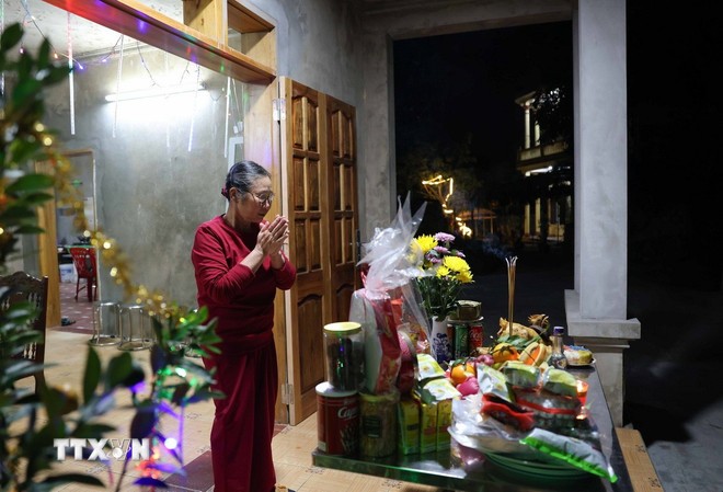 Lễ cúng giao thừa trong giờ tý (từ 23 giờ đến 1 giờ sáng) với ý nghĩa đem bỏ hết những điều xấu, không may mắn của năm cũ sắp qua để đón chào những điều tốt đẹp của năm mới sắp đến. Lễ cúng giao thừa trong giờ tý (từ 23 giờ đến 1 giờ sáng) với ý nghĩa đem bỏ hết những điều xấu, không may mắn của năm cũ sắp qua để đón chào những điều tốt đẹp của năm mới sắp đến.