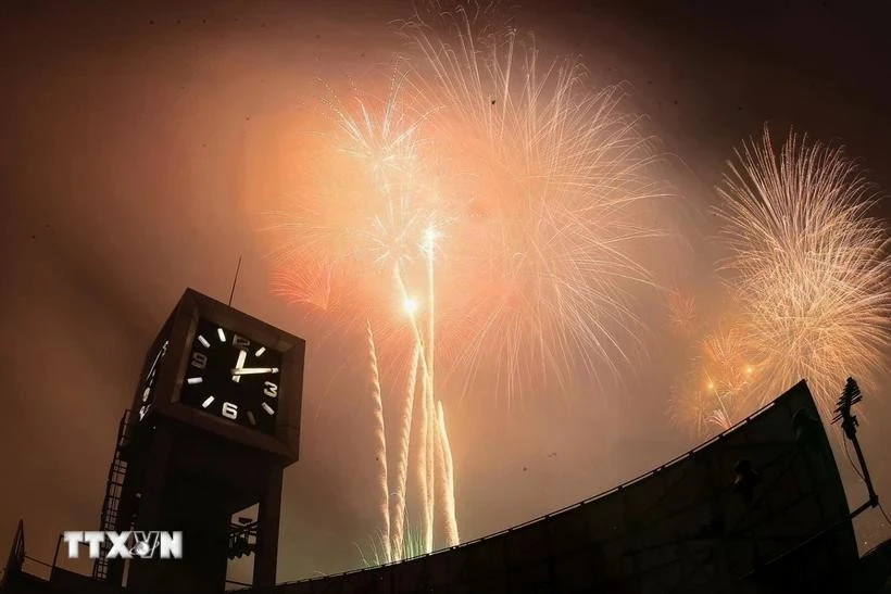 Màn pháo hoa rực rỡ trên bầu trời hồ Hoàn Kiếm, Hà Nội.