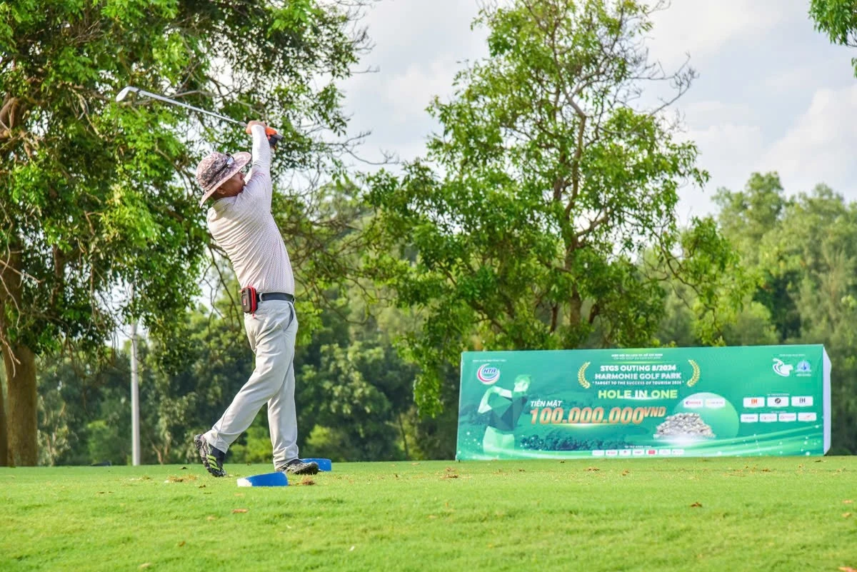 Golfer thi đấu tại sân golf Harmonie Golf Park, Bình Dương.