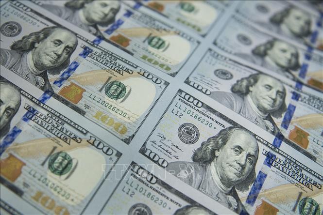 Đồng tiền mệnh giá 100 USD. Đồng tiền mệnh giá 100 USD.