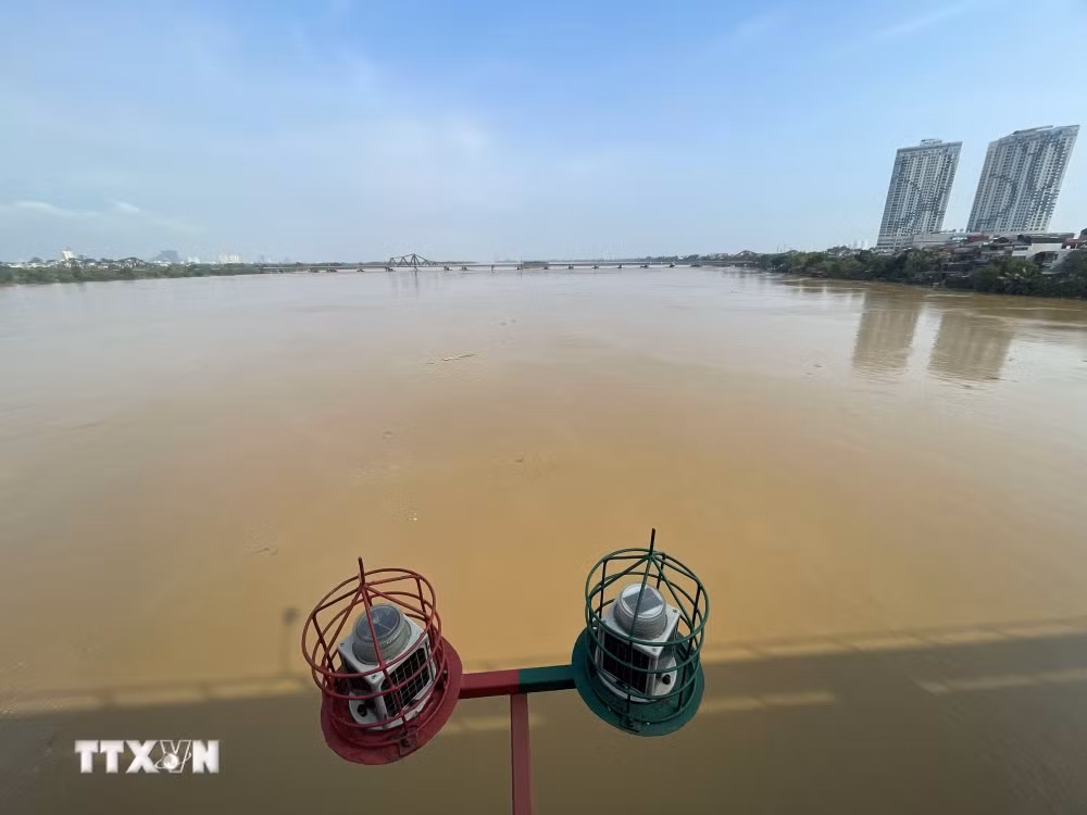 Nước sông Hồng đang rút (ảnh chụp 8h15, ngày 13/9/2024).