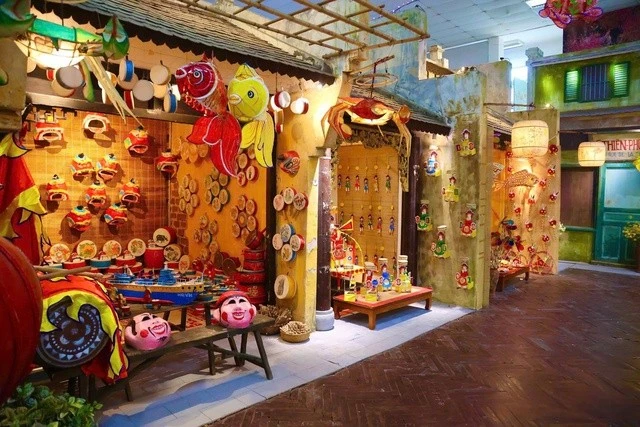 Tại trung tâm Bảo tồn di sản Thăng Long - Hà Nội, không gian trưng bày Trung thu truyền thống gồm các gian hàng đồ chơi xưa như trống lân, trống ếch,...