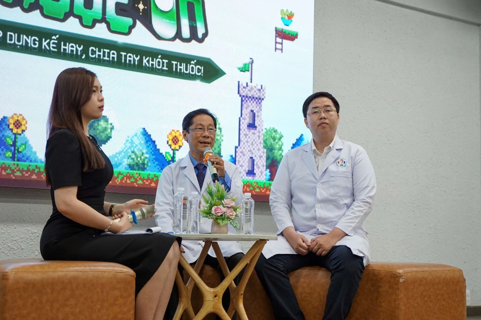 TS.BS Nguyễn Nam Hà, Trưởng Chi hội Truyền thông Giáo dục sức khỏe TP Hồ Chí Minh chia sẻ thông tin về tác hại và các phương pháp cai nghiện thuốc lá điện tử cho hơn 200 sinh viên Trường Đại học FPT TP Hồ Chí Minh.