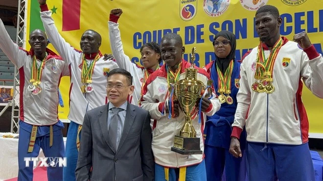 Đại sứ Việt Nam tại Algeria kiêm nhiệm Senegal Trần Quốc Khánh trao huy chương cho các võ sinh đoạt giải.